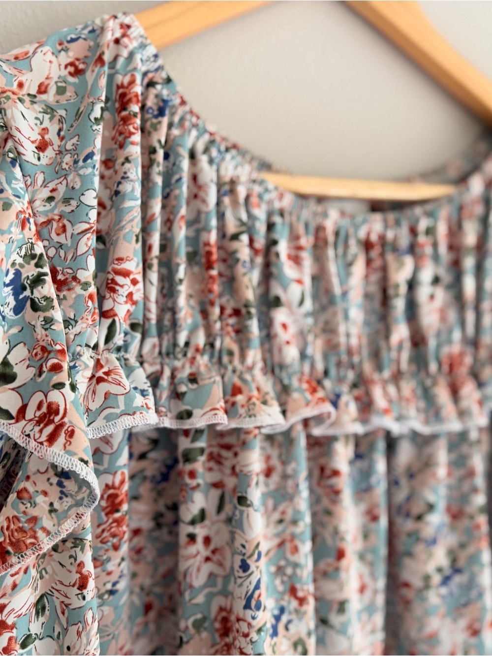 Flowy Floral Ruffled Top - Picture 2 of 3